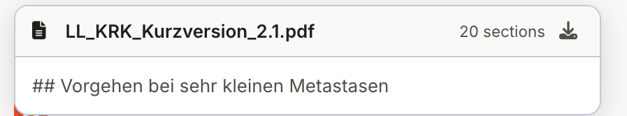 Eine aufgeklappte Quelle mit Dateiname, Abschnittszahl, Download-Symbol und Textausschnitt